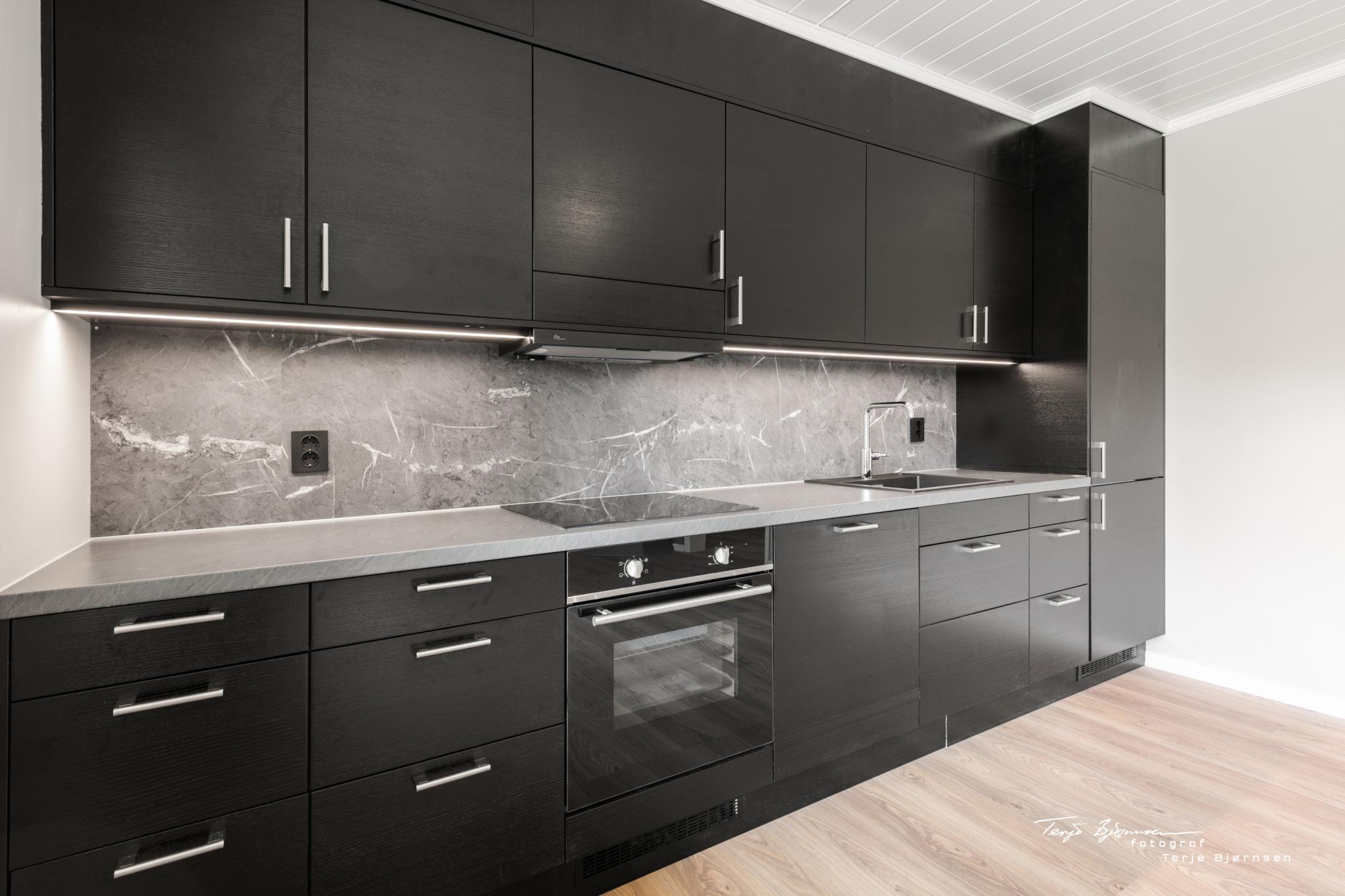 Kjøkken med hvitevarer